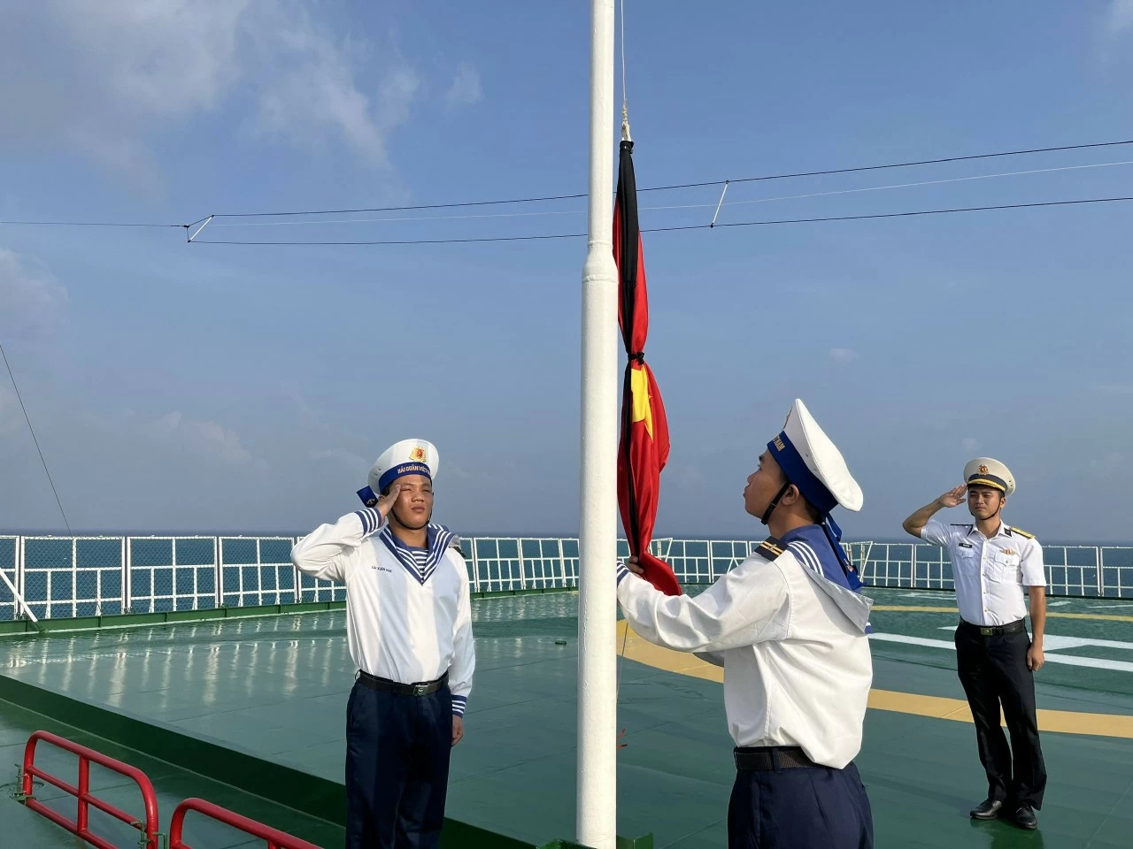 Các chiến sĩ Vùng 2 Hải quân treo cờ rủ tưởng nhớ Tổng Bí thư Nguyễn Phú Trọng từ đảo xa Các chiến sĩ hải quân treo cờ rủ tưởng nhớ Tổng Bí thư Nguyễn Phú Trọng từ đảo xa