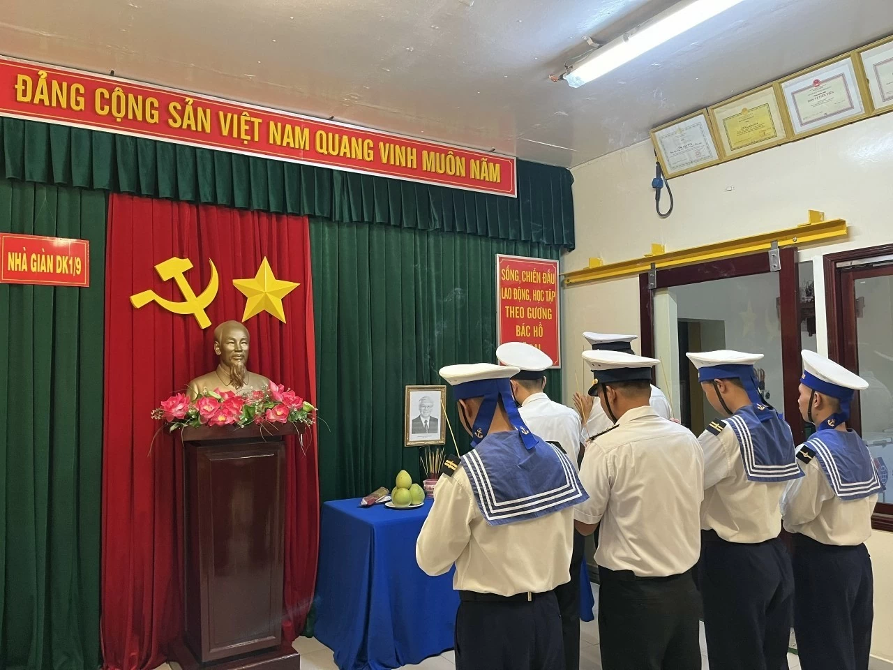 Các chiến sĩ hải quân treo cờ rủ tưởng nhớ Tổng Bí thư Nguyễn Phú Trọng từ đảo xa Các chiến sĩ hải quân treo cờ rủ tưởng nhớ Tổng Bí thư Nguyễn Phú Trọng từ đảo xa