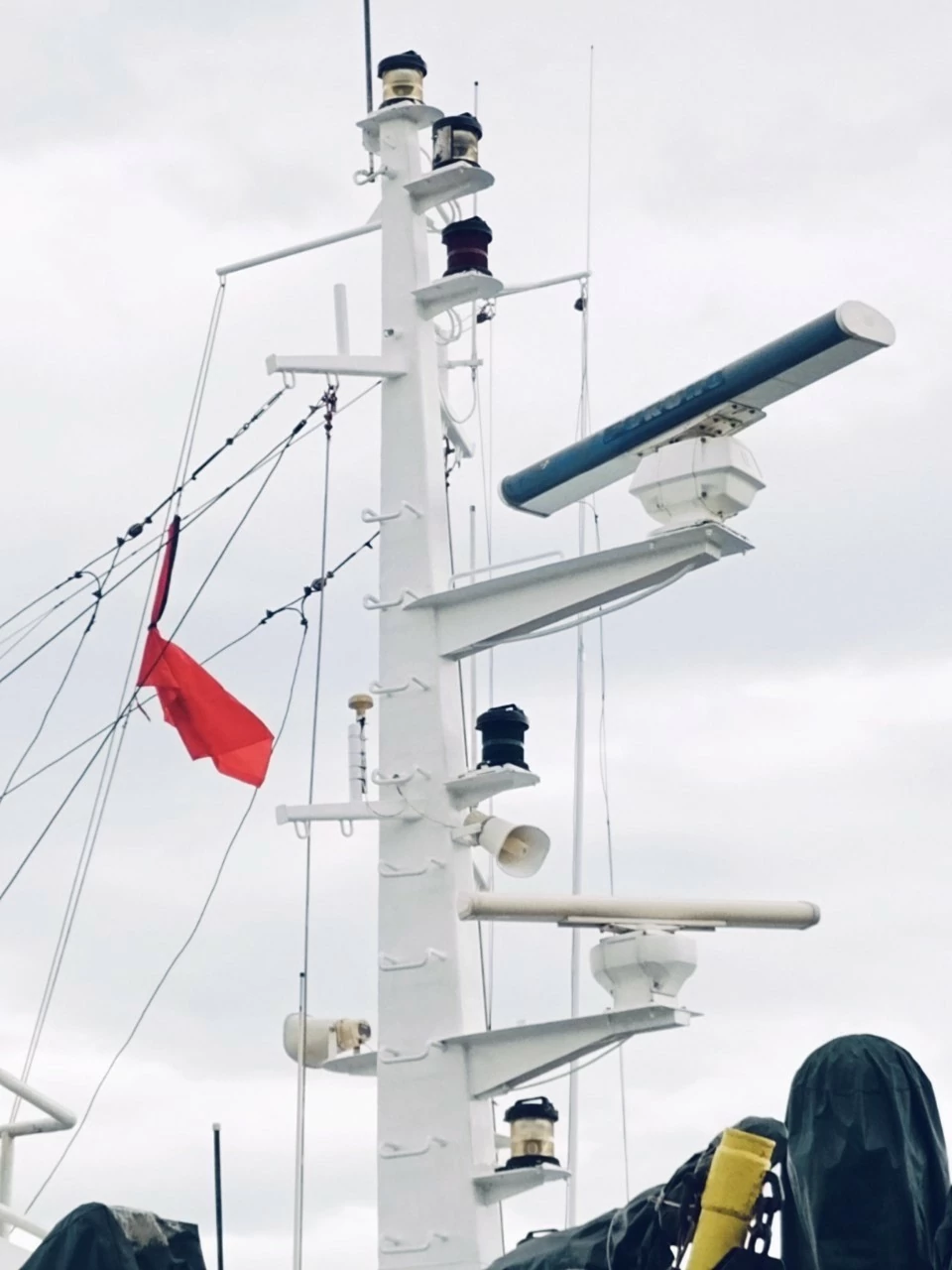 Các chiến sĩ Vùng 2 Hải quân treo cờ rủ tưởng nhớ Tổng Bí thư Nguyễn Phú Trọng từ đảo xa Các chiến sĩ hải quân treo cờ rủ tưởng nhớ Tổng Bí thư Nguyễn Phú Trọng từ đảo xa