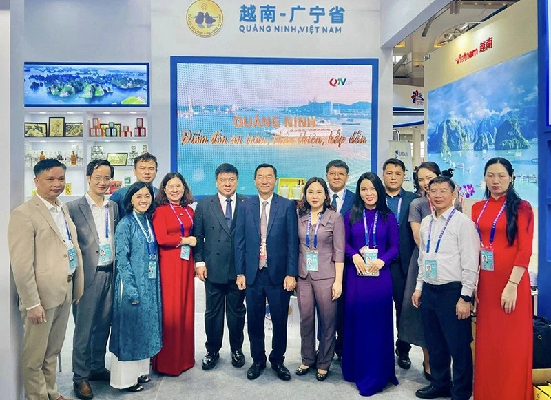 Tổng lãnh sự Việt Nam tại Côn Minh Hoàng Minh Sơn và Phó Cục trưởng Cục XTTM (Bộ Công Thương) Lê Hoàng Tài (ở giữa) chụp ảnh lưu niệm tại gian hàng của tỉnh Quảng Ninh. Tổng lãnh sự Việt Nam tại Côn Minh Hoàng Minh Sơn và Phó Cục trưởng Cục XTTM (Bộ Công Thương) Lê Hoàng Tài (ở giữa) chụp ảnh lưu niệm tại gian hàng của tỉnh Quảng Ninh.