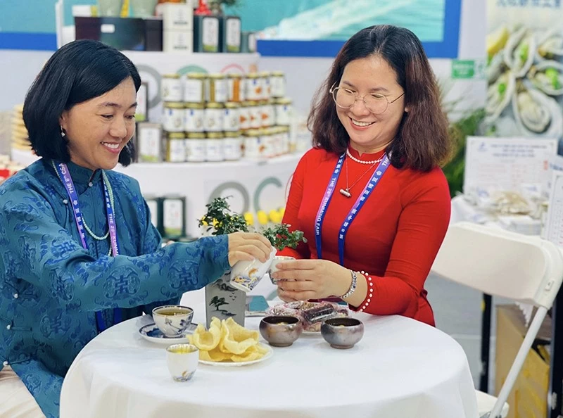 Bà Phạm Thị Thanh Hương – CEO thương hiệu trà Việt Tú mời trà tại Hội chợ Triển lãm. Bà Phạm Thị Thanh Hương – CEO thương hiệu trà Việt Tú mời trà tại Hội chợ Triển lãm.