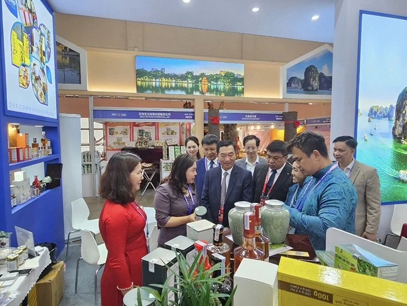 Tổng Lãnh sự Việt Nam tại Côn Minh và đại diện các lãnh đạo thăm quan gian hàng và bà Nguyễn Thị Hiền – Giám đốc Sở Công Thương tỉnh Quảng Ninh giới thiệu các sản phẩm đặc trưng của địa phương. Tổng Lãnh sự Việt Nam tại Côn Minh và đại diện các lãnh đạo thăm quan gian hàng và bà Nguyễn Thị Hiền – Giám đốc Sở Công Thương tỉnh Quảng Ninh giới thiệu các sản phẩm đặc trưng của địa phương.