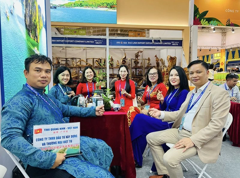 Hai nhà sáng lập thương hiệu Trà Việt Tú Dương Tử Cương và CEO Phạm Thị Thanh Hương (bên trái) và đại diện tỉnh Quảng Ninh tham dự tại Hội trợ Triển lãm. Hai nhà sáng lập thương hiệu Trà Việt Tú Dương Tử Cương và CEO Phạm Thị Thanh Hương (bên trái) và đại diện tỉnh Quảng Ninh tham dự tại Hội trợ Triển lãm.