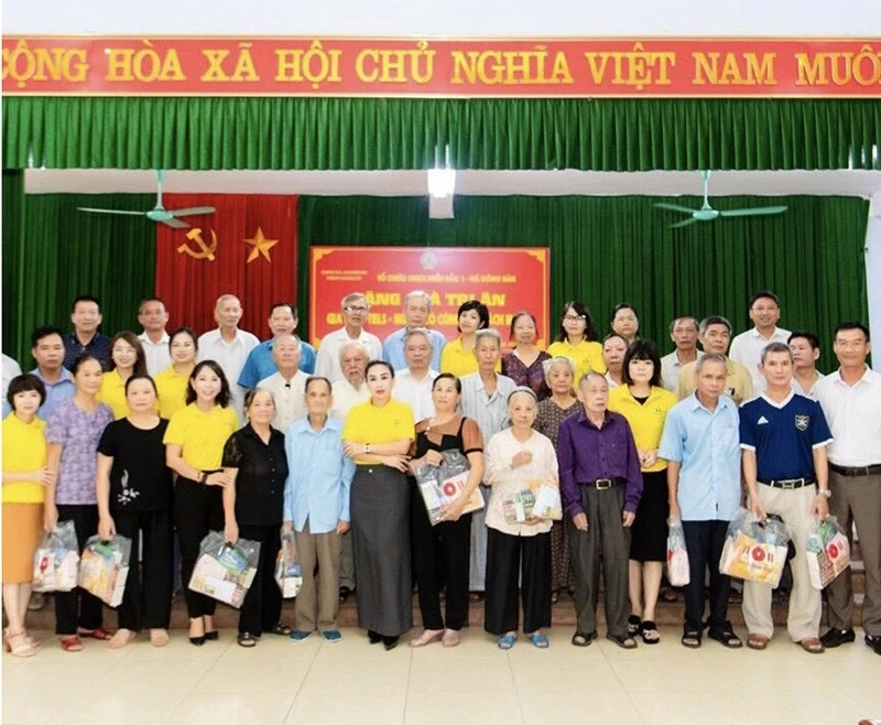 Doanh nhân Nguyễn Thu Hồng và các nữ doanh nhân HWLN miền Bắc 1 và Hà Đông trao quà đến các gia đình liệt sĩ, thương binh và những người có công với cách mạng tại thôn Ngãi Cầu, xã An Khánh, huyện Hoài Đức, Hà Nội. Doanh nhân Nguyễn Thu Hồng và các nữ doanh nhân HWLN miền Bắc 1 và Hà Đông trao quà đến các gia đình liệt sĩ, thương binh và những người có công với cách mạng tại thôn Ngãi Cầu, xã An Khánh, huyện Hoài Đức, Hà Nội.