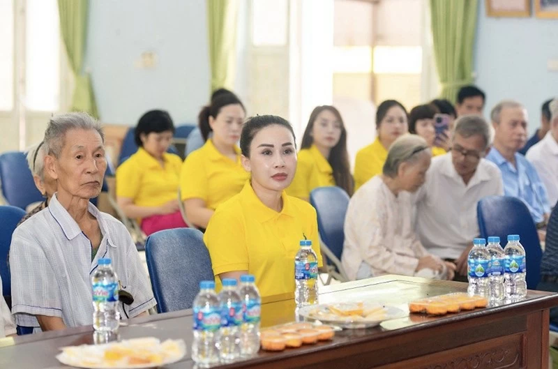 CEO Nguyễn Thu Hồng tham dự chương trình tri ân. CEO Nguyễn Thu Hồng tham dự chương trình tri ân.