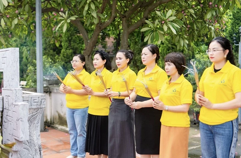 CEO Nguyễn Thu Hồng và doanh nhân Thoa Chu (ở giữa) cùng các nữ doanh nhân HWLV viếng các anh hùng liệt sĩ nhân ngày 27/7 CEO Nguyễn Thu Hồng và doanh nhân Thoa Chu (ở giữa) cùng các nữ doanh nhân HWLV viếng các anh hùng liệt sĩ nhân ngày 27/7