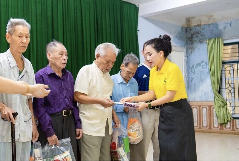 CEO Nguyễn Thu Hồng trao quà cho các thương bệnh binh và những người có công với cách mạng. CEO Nguyễn Thu Hồng trao quà cho các thương bệnh binh và những người có công với cách mạng.