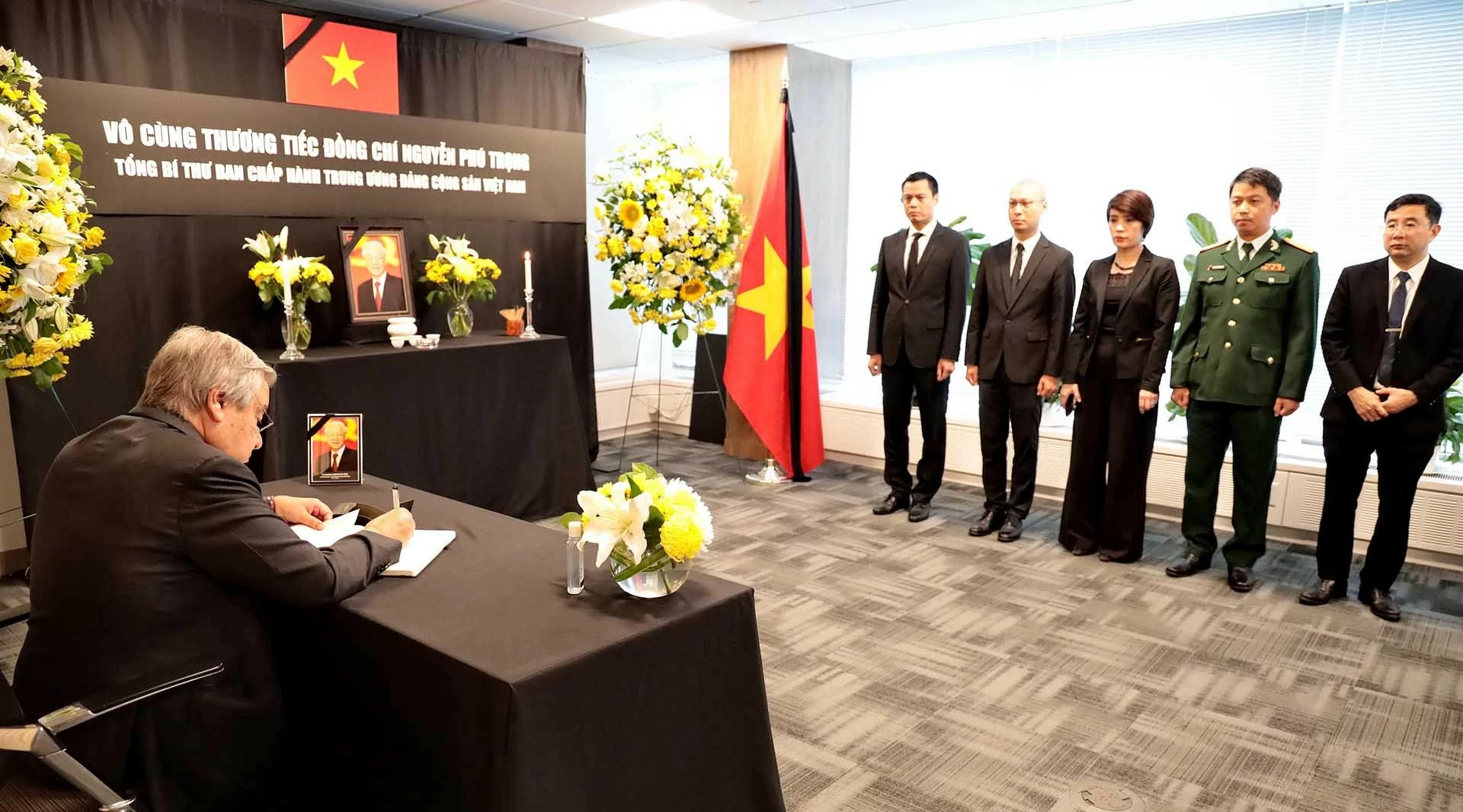 Tổng thư ký Liên hợp quốc Antonio Guterres đã tới viếng Tổng Bí thư Nguyễn Phú Trọng tại Phái đoàn thường trực Việt Nam tại Liên hợp quốc. Tổng thư ký Liên hợp quốc Antonio Guterres đã tới viếng Tổng Bí thư Nguyễn Phú Trọng tại Phái đoàn thường trực Việt Nam tại Liên hợp quốc.