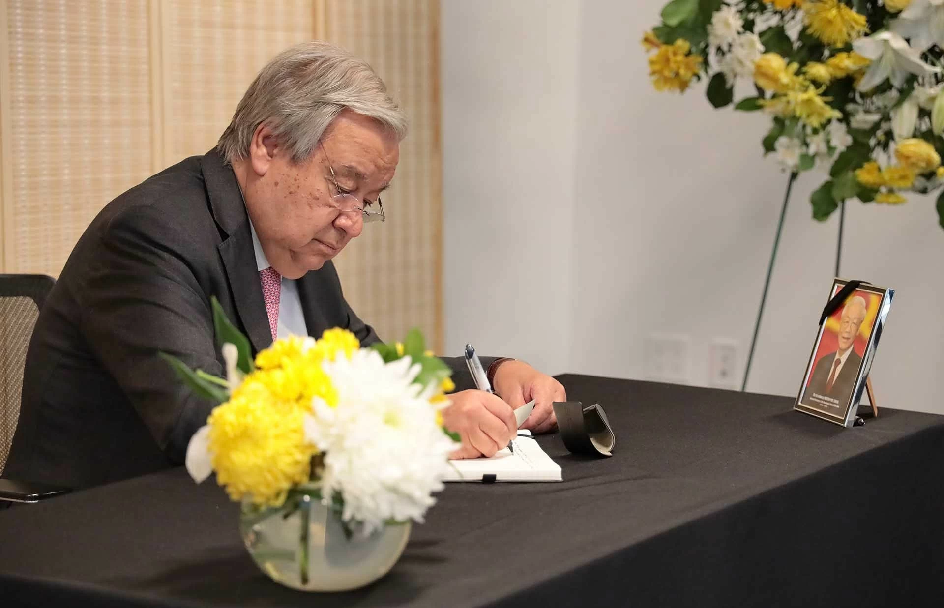 Tổng thư ký Antonio Guterres ghi sổ tang chia buồn sâu sắc nhất tới Chính phủ, nhân dân Việt Nam và gia đình Tổng Bí thư Nguyễn Phú Trọng. Tổng thư ký Antonio Guterres ghi sổ tang chia buồn sâu sắc nhất tới Chính phủ, nhân dân Việt Nam và gia đình Tổng Bí thư Nguyễn Phú Trọng.