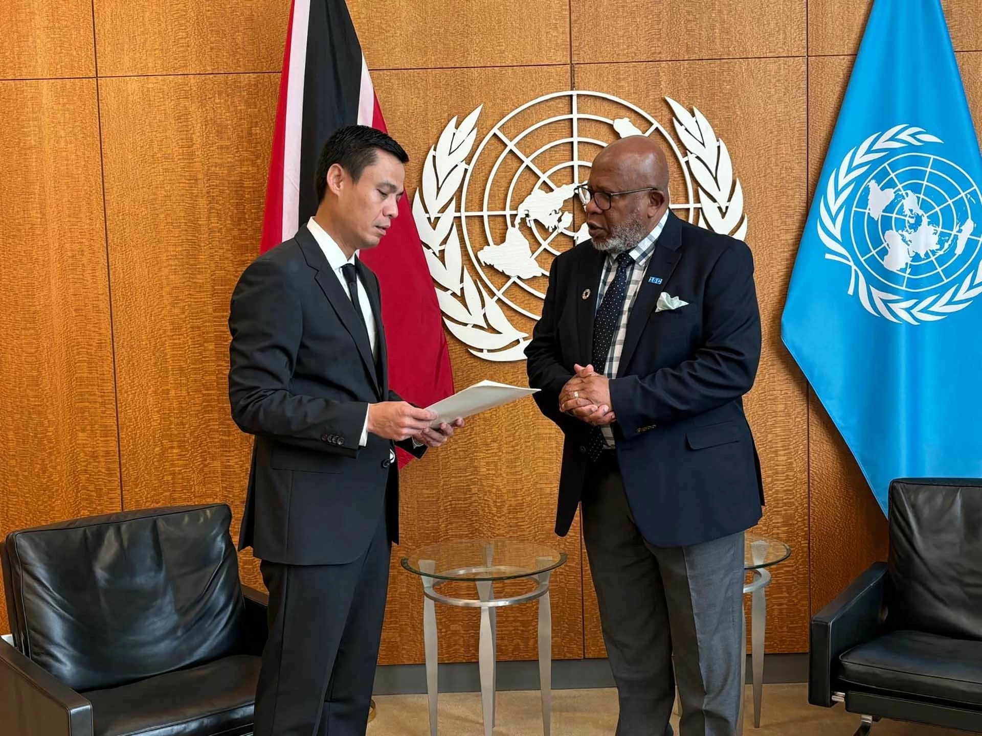 Chủ tịch Đại hội đồng Liên hợp quốc khóa 78 Dennis Francis và Đại sứ Đặng Hoàng Giang. Chủ tịch Đại hội đồng Liên hợp quốc khóa 78 Dennis Francis và Đại sứ Đặng Hoàng Giang.