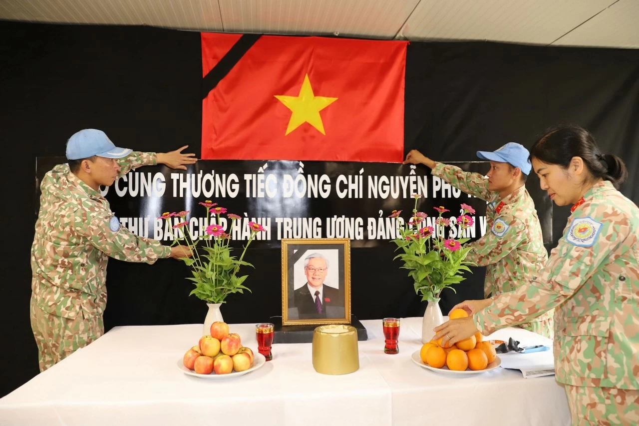 Hình ảnh các cán bộ, chiến sĩ 'mũ nồi xanh' tưởng nhớ Tổng bí thư Nguyễn Phú Trọng Hình ảnh các cán bộ, chiến sĩ mũ nồi xanh tưởng nhớ Tổng bí thư Nguyễn Phú Trọng