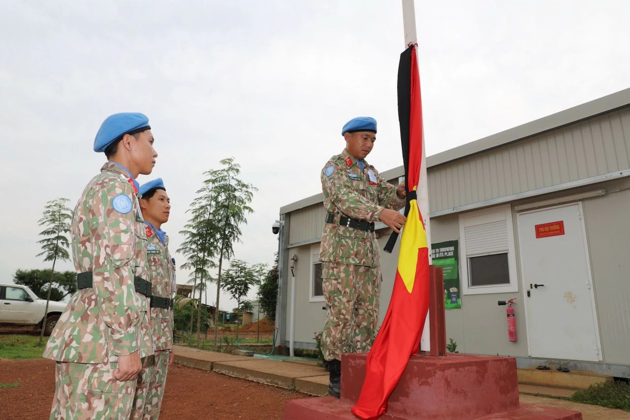 Hình ảnh các cán bộ, chiến sĩ 'mũ nồi xanh' tưởng nhớ Tổng bí thư Nguyễn Phú Trọng Hình ảnh các cán bộ, chiến sĩ mũ nồi xanh tưởng nhớ Tổng bí thư Nguyễn Phú Trọng