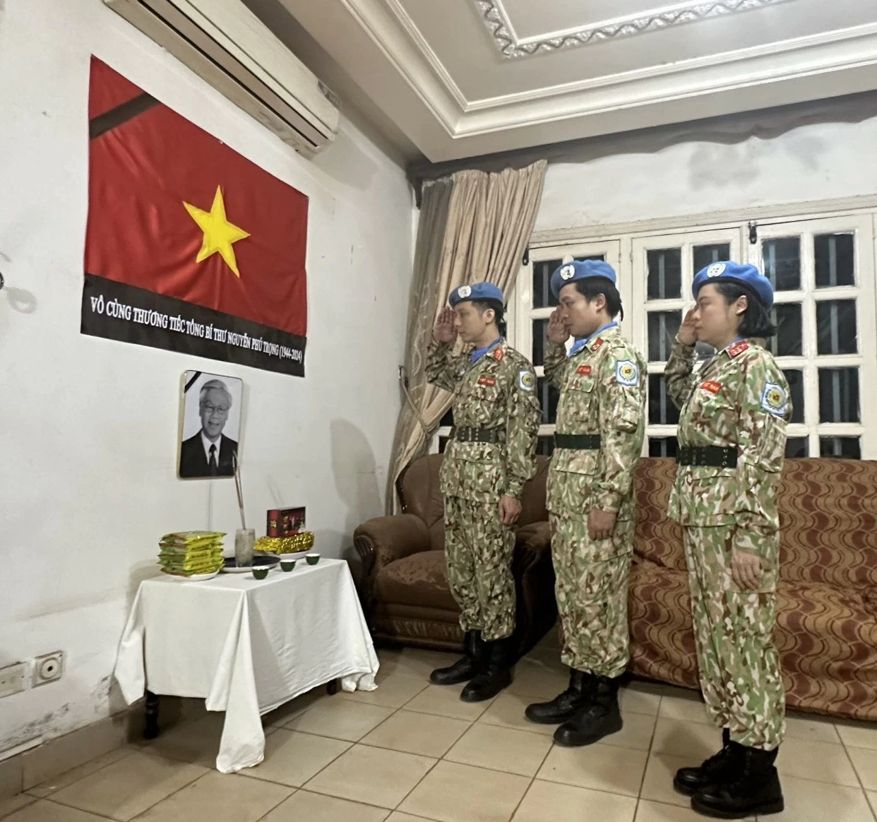 Hình ảnh các cán bộ, chiến sĩ mũ nồi xanh tưởng nhớ Tổng bí thư Nguyễn Phú Trọng Hình ảnh các cán bộ, chiến sĩ mũ nồi xanh tưởng nhớ Tổng bí thư Nguyễn Phú Trọng