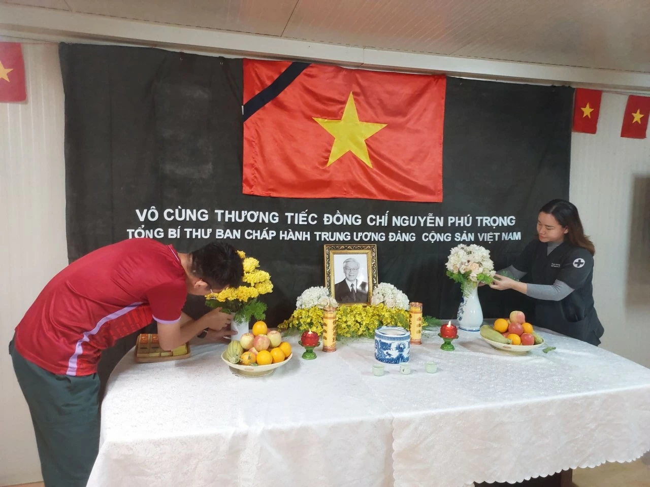 Hình ảnh các cán bộ, chiến sĩ 'mũ nồi xanh' tưởng nhớ Tổng bí thư Nguyễn Phú Trọng Hình ảnh các cán bộ, chiến sĩ mũ nồi xanh tưởng nhớ Tổng bí thư Nguyễn Phú Trọng