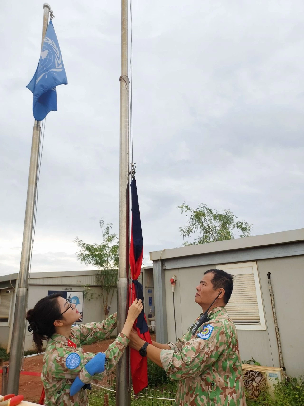 Hình ảnh các cán bộ, chiến sĩ 'mũ nồi xanh' tưởng nhớ Tổng bí thư Nguyễn Phú Trọng Hình ảnh các cán bộ, chiến sĩ 'mũ nồi xanh' tưởng nhớ Tổng bí thư Nguyễn Phú Trọng