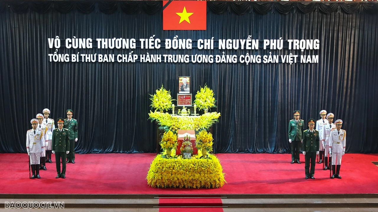 Người dân bắt đầu vào viếng Tổng Bí thư Nguyễn Phú Trọng từ 18h hôm nay Người dân bắt đầu vào viếng Tổng Bí thư Nguyễn Phú Trọng từ 18h hôm nay