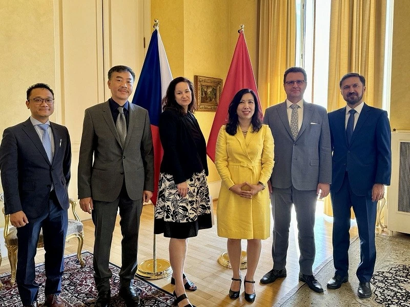 Thứ trưởng Lê Thị Thu Hằng gặp gỡ Tổng Vụ trưởng Bộ Ngoại giao Czech Thứ trưởng Lê Thị Thu Hằng gặp gỡ Tổng Vụ trưởng Bộ Ngoại giao Czech