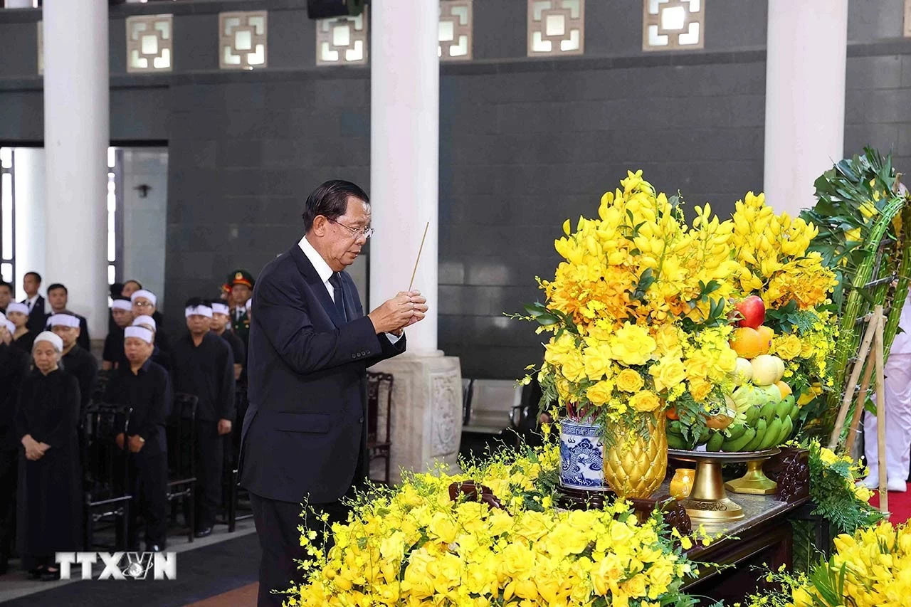 Đoàn Vương quốc Campuchia do Chủ tịch Đảng Nhân dân Campuchia, Chủ tịch Thượng viện Campuchia Hun Sen làm Trưởng đoàn, viếng Tổng Bí thư Nguyễn Phú Trọng. Đoàn Vương quốc Campuchia do Chủ tịch Đảng Nhân dân Campuchia, Chủ tịch Thượng viện Campuchia Hun Sen làm Trưởng đoàn, viếng Tổng Bí thư Nguyễn Phú Trọng.