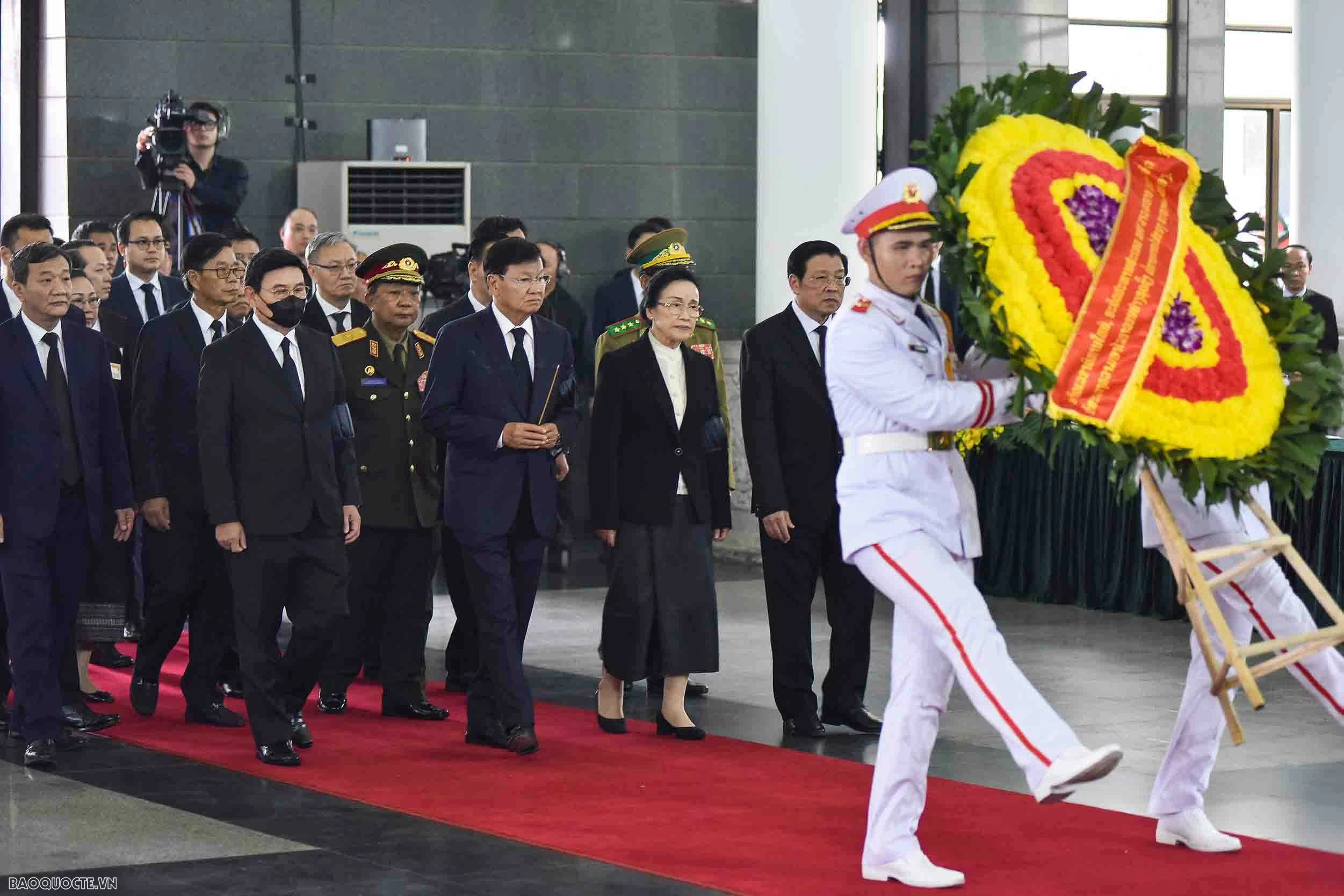 1. Người dân vào viếng Tổng Bí thư Nguyễn Phú Trọng 1. Người dân vào viếng Tổng Bí thư Nguyễn Phú Trọng