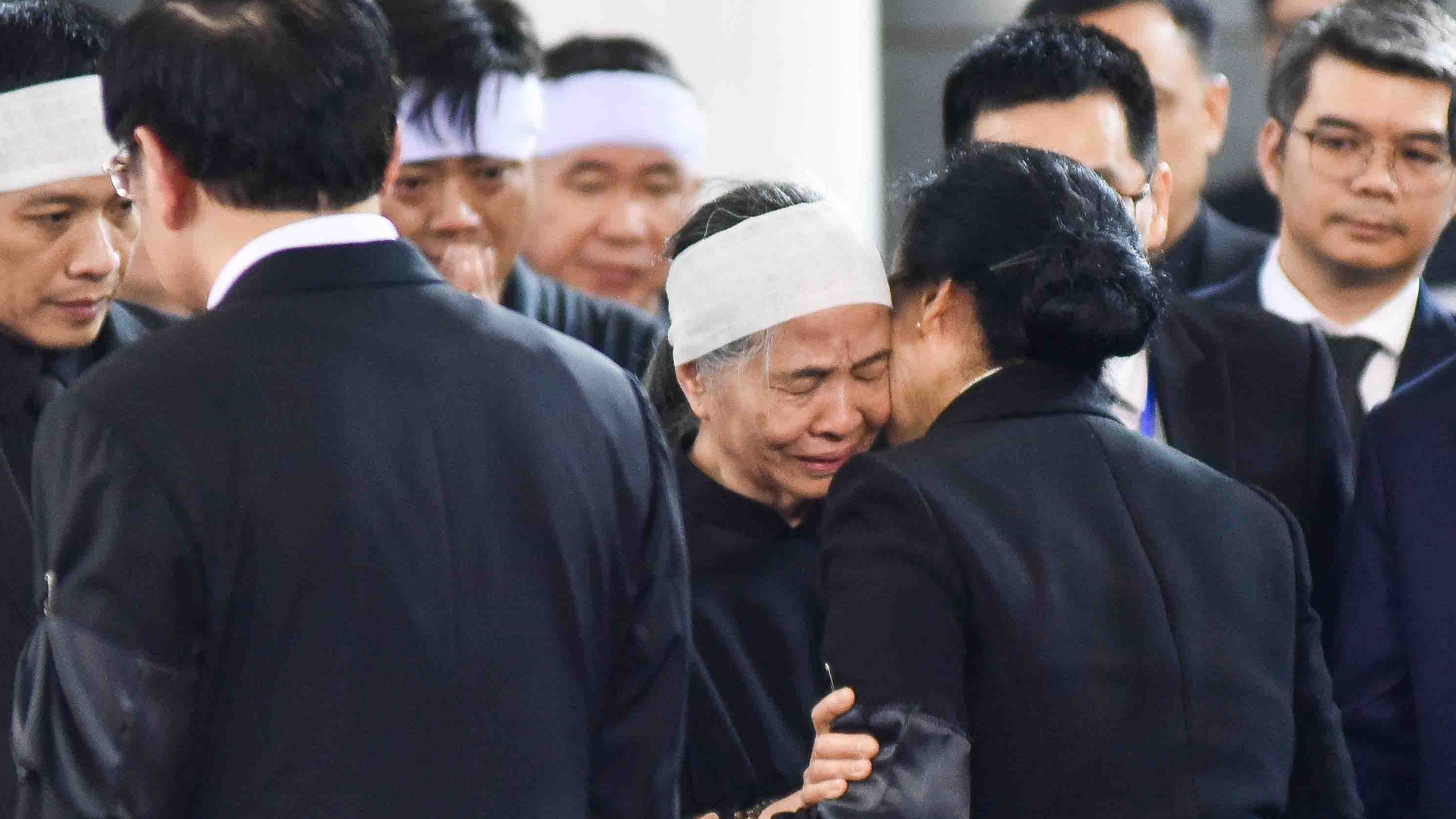 phu nhan tong bi thu chu tich nuoc lao nghen ngao chia buon cung phu nhan tong bi thu nguyen phu trong