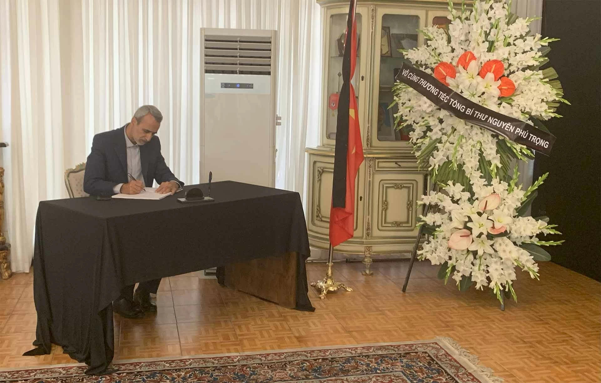 Đại sứ quán Việt Nam tại Iran tổ chức Lễ viếng Tổng Bí thư Nguyễn Phú Trọng Đại sứ quán Việt Nam tại Iran tổ chức Lễ viếng Tổng Bí thư Nguyễn Phú Trọng