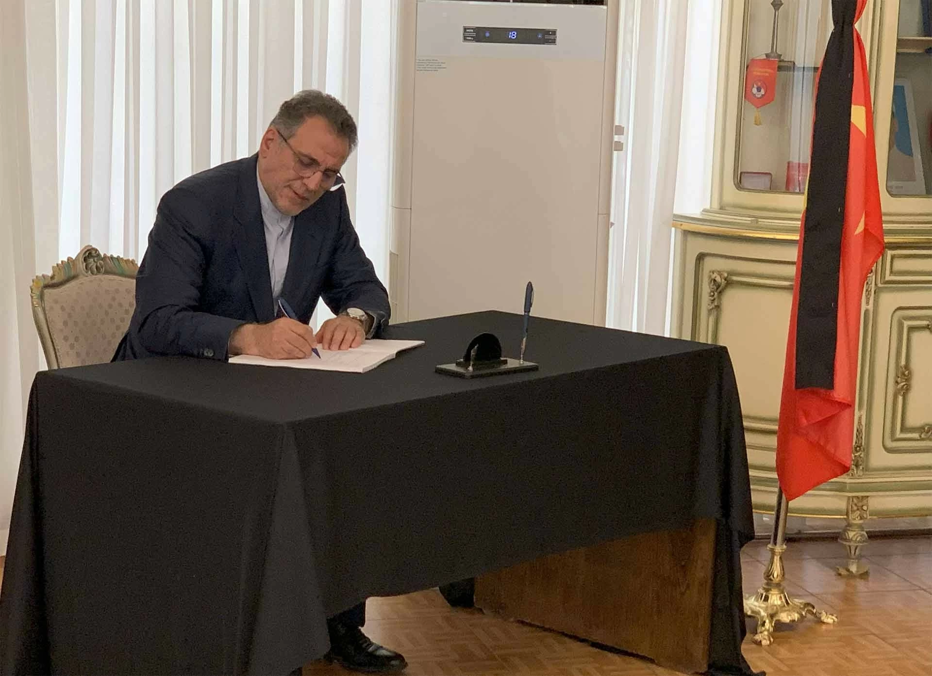 Đại sứ quán Việt Nam tại Iran tổ chức Lễ viếng Tổng Bí thư Nguyễn Phú Trọng Đại sứ quán Việt Nam tại Iran tổ chức Lễ viếng Tổng Bí thư Nguyễn Phú Trọng