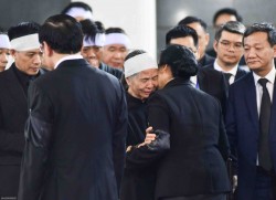 Phu nhân Tổng Bí thư, Chủ tịch nước Lào nghẹn ngào chia buồn cùng phu nhân Tổng Bí thư Nguyễn Phú Trọng