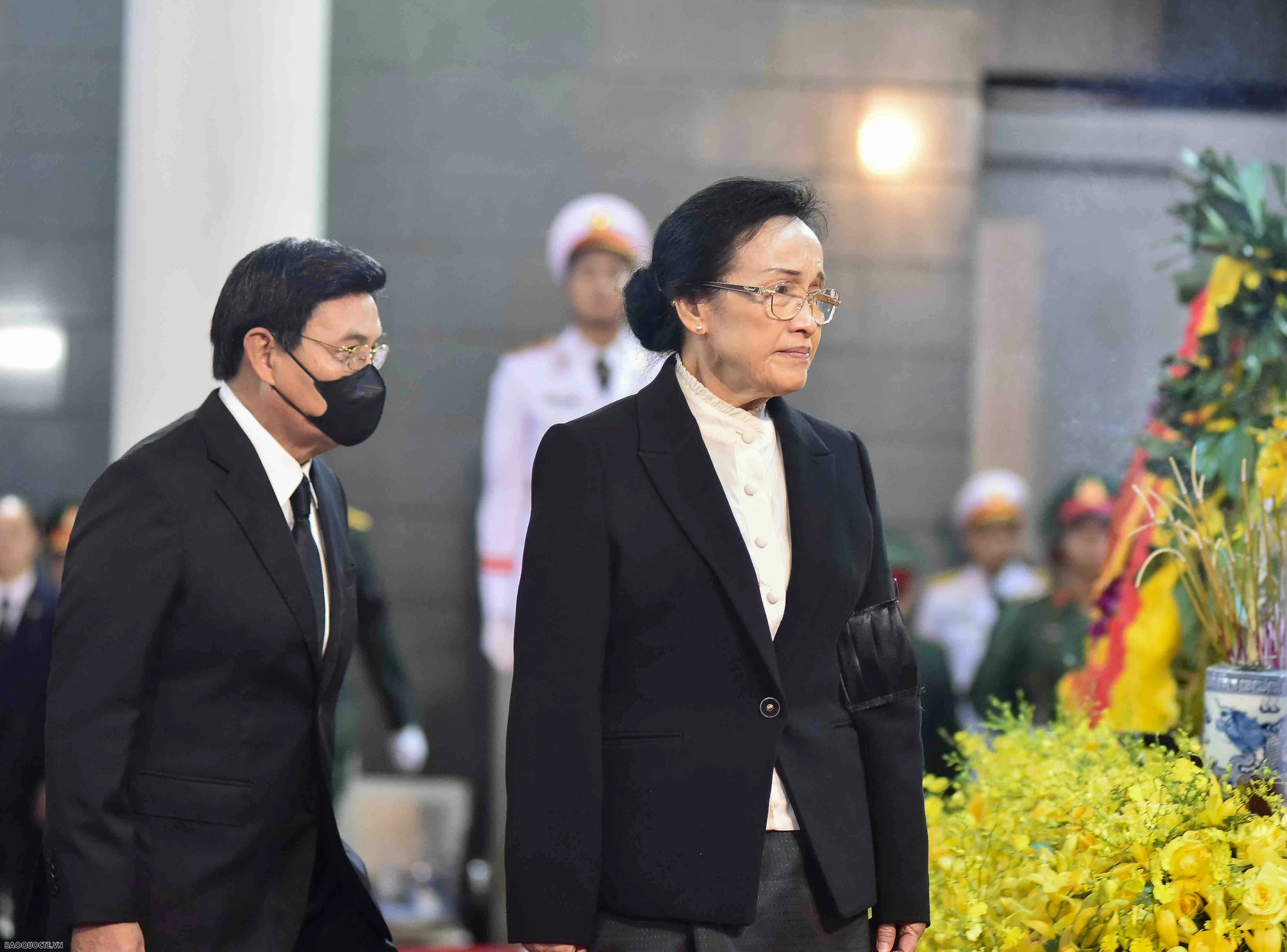Tổng Bí thư, Chủ tịch nước Thongloun Sisoulith và Phu nhân viếng Tổng Bí thư Nguyễn Phú Trọng Tổng Bí thư, Chủ tịch nước Thongloun Sisoulith và Phu nhân viếng Tổng Bí thư Nguyễn Phú Trọng