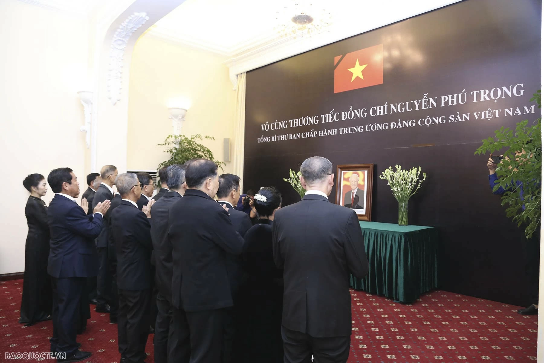 Đại sứ các nước, các tổ chức quốc tế đến viếng và viết sổ tang bày tỏ niềm tiếc thương Tổng Bí thư Nguyễn Phú Trọng Đại sứ các nước ghi sổ tang tưởng nhớ Tổng Bí thư Nguyễn Phú Trọng
