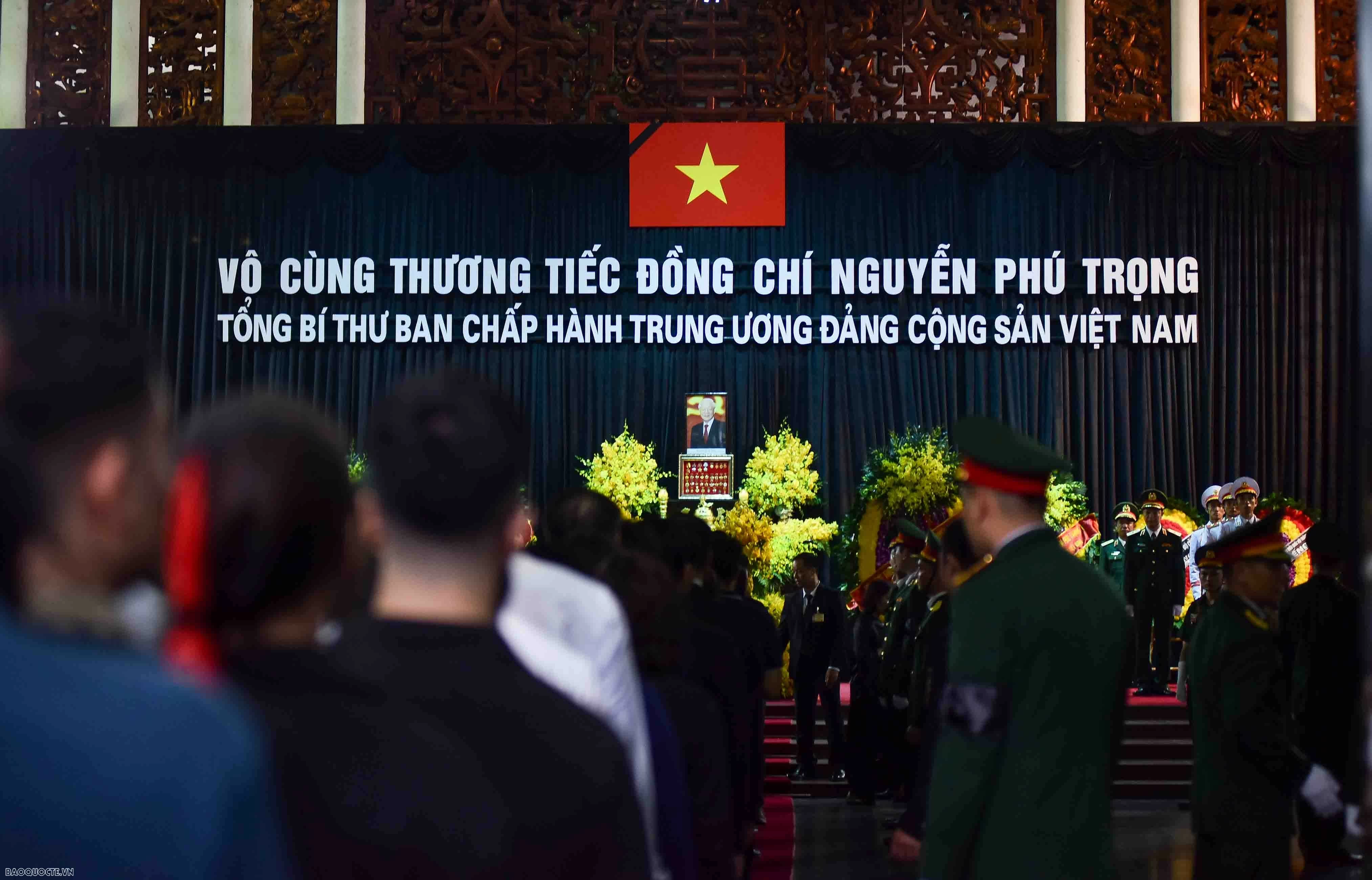 Từ 17h45, người dân được vào Nhà tang lễ quốc gia số 5 Trần Thánh Tông (Hà Nội) viếng Tổng Bí thư Nguyễn Phú Trọng. Trong nhà tang lễ, người dân được đi quanh linh cữu tiễn biệt Tổng Bí thư. Từ 17h45, người dân được vào Nhà tang lễ quốc gia số 5 Trần Thánh Tông (Hà Nội) viếng Tổng Bí thư Nguyễn Phú Trọng. Trong nhà tang lễ, người dân được đi quanh linh cữu tiễn biệt Tổng Bí thư.