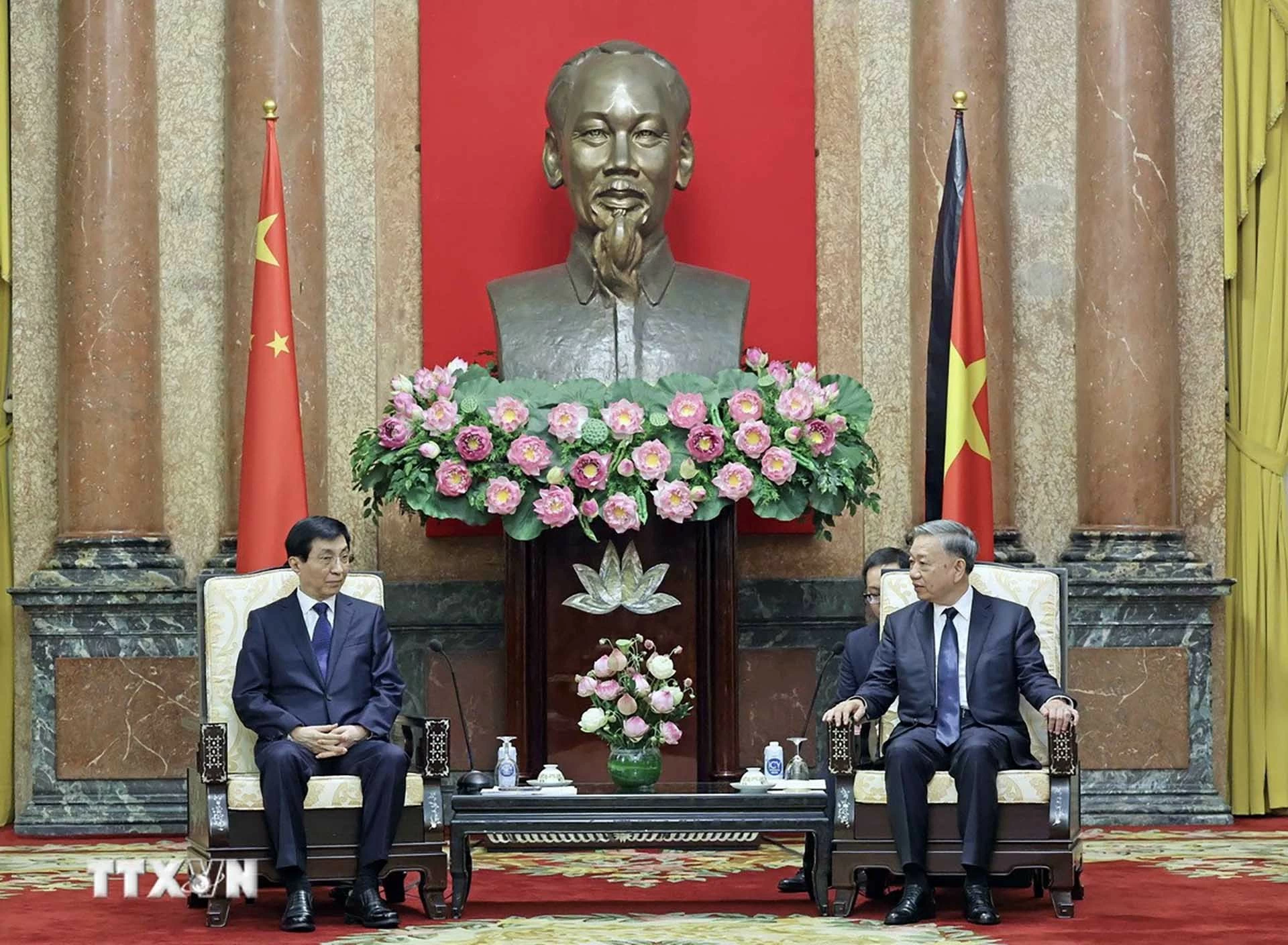 Chủ tịch nước Tô Lâm tiếp đoàn đại biểu Đảng, Nhà nước Trung Quốc dự Lễ Quốc tang Tổng Bí thư Nguyễn Phú Trọng Chủ tịch nước Tô Lâm tiếp đoàn đại biểu Đảng, Nhà nước Trung Quốc dự Lễ Quốc tang Tổng Bí thư Nguyễn Phú Trọng