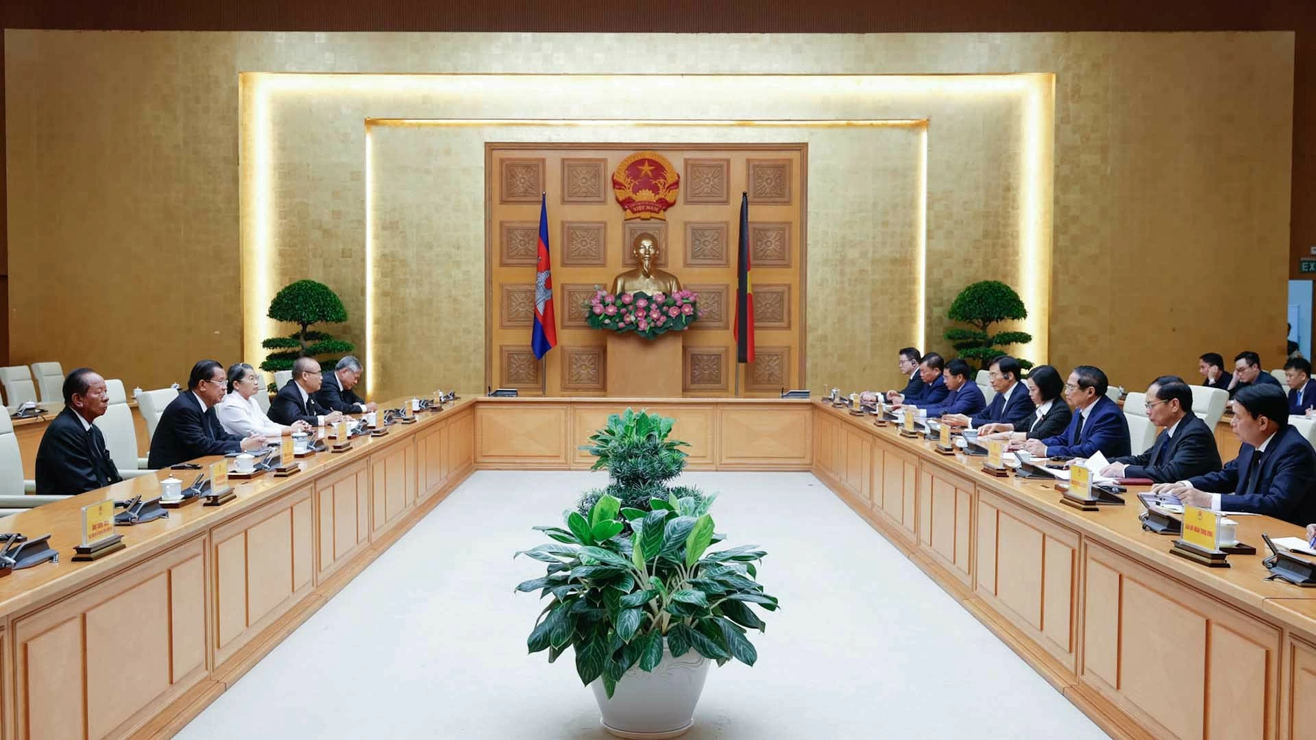 Thủ tướng Phạm Minh Chính gặp Chủ tịch Đảng Nhân dân Campuchia, Chủ tịch Thượng viện Hun Sen nhân dịp Chủ tịch sang dự lễ viếng Tổng Bí thư Nguyễn Phú Trọng. (Nguồn: VGP) Thủ tướng Phạm Minh Chính gặp Chủ tịch Đảng Nhân dân Campuchia, Chủ tịch Thượng viện Hun Sen nhân dịp Chủ tịch sang dự lễ viếng Tổng Bí thư Nguyễn Phú Trọng. (Nguồn: VGP)