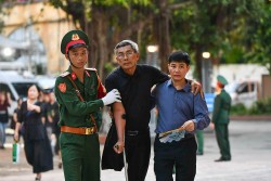 Người dân chống nạng, vượt gần 1.000km ra Hà Nội viếng Tổng Bí thư Nguyễn Phú Trọng