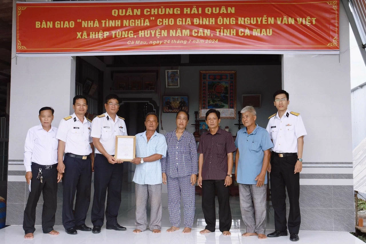 Thượng tá Lê Mạnh Cường, Phó Lữ đoàn trưởng Lữ đoàn 175 trao quyết định bàn giao “Nhà tình nghĩa” cho gia đình ông Nguyễn Văn Việt. Thượng tá Lê Mạnh Cường, Phó Lữ đoàn trưởng Lữ đoàn 175 trao quyết định bàn giao “Nhà tình nghĩa” cho gia đình ông Nguyễn Văn Việt.