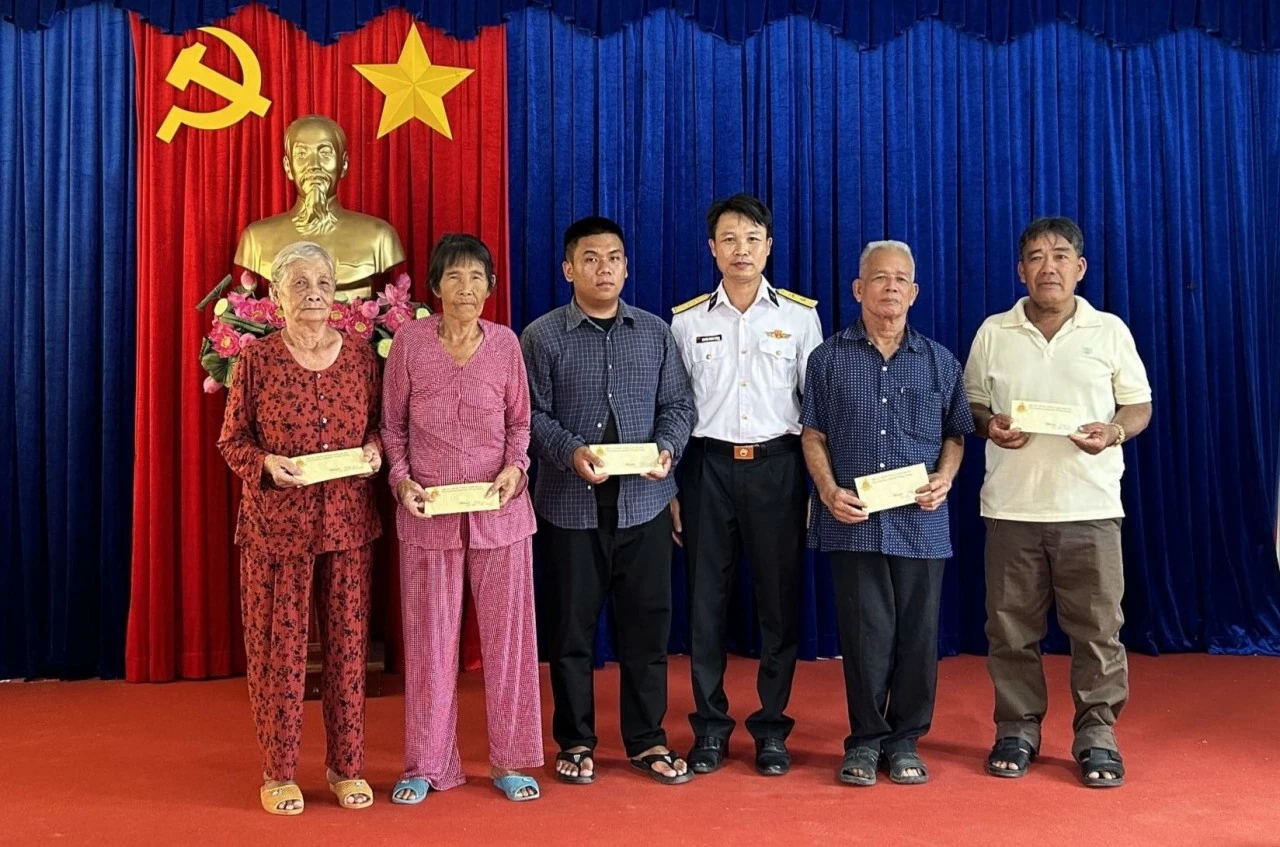Trung tá Nguyễn Trung Thông, Phó Chính ủy Trung tâm Bảo đảm Kỹ thuật-Hậu cần trao quà tặng các gia đình chính sách. Trung tá Nguyễn Trung Thông, Phó Chính ủy Trung tâm Bảo đảm Kỹ thuật-Hậu cần trao quà tặng các gia đình chính sách.