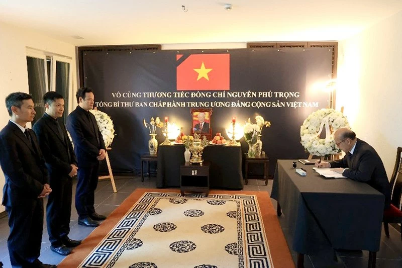 Phái đoàn Việt Nam tại Geneva tổ chức lễ viếng Tổng Bí thư Nguyễn Phú Trọng Phái đoàn Việt Nam tại Geneva tổ chức lễ viếng Tổng Bí thư Nguyễn Phú Trọng