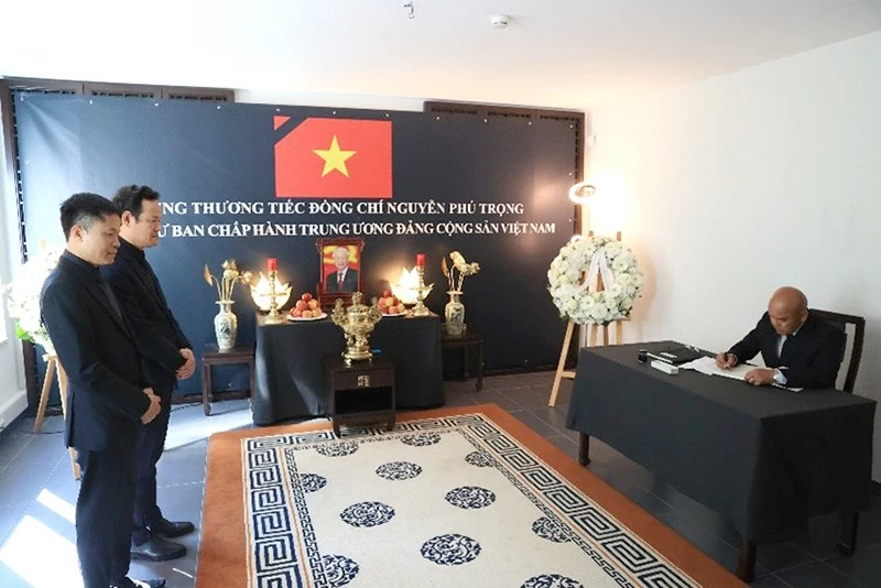 Phái đoàn Việt Nam tại Geneva tổ chức lễ viếng Tổng Bí thư Nguyễn Phú Trọng Phái đoàn Việt Nam tại Geneva tổ chức lễ viếng Tổng Bí thư Nguyễn Phú Trọng