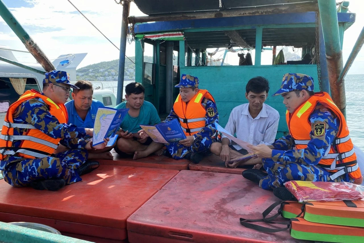 11. Cán bộ, chiến sĩ Lữ đoàn 127, Bộ Tư lệnh Vùng 5 Hải quân tuyên truyền chống khai thác IUU cho ngư dân.