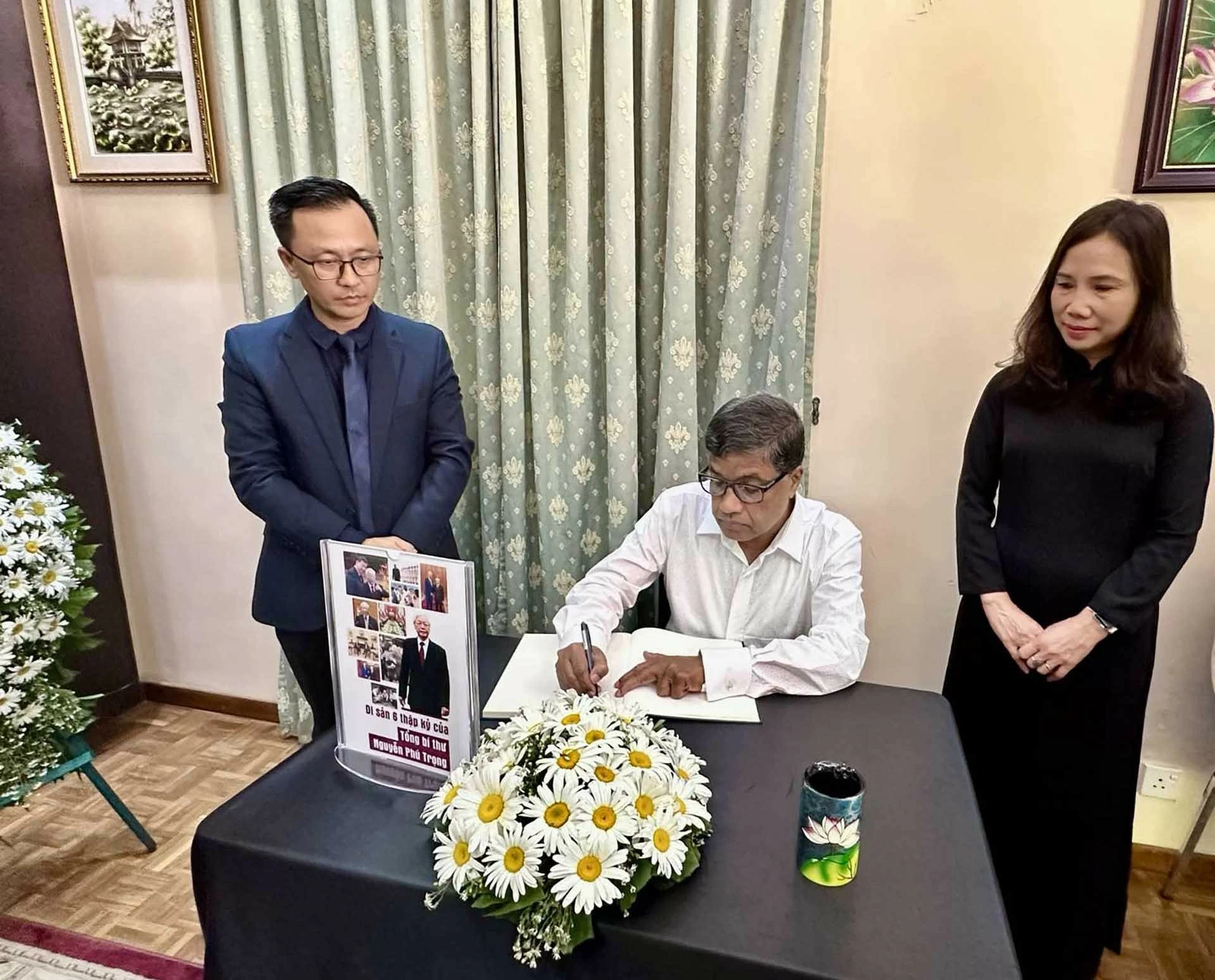 Trang trọng tổ chức lễ viếng Tổng Bí thư Nguyễn Phú Trọng tại Đại sứ quán Việt Nam ở Sri Lanka Trang trọng tổ chức lễ viếng Tổng Bí thư Nguyễn Phú Trọng tại Đại sứ quán Việt Nam ở Sri Lanka