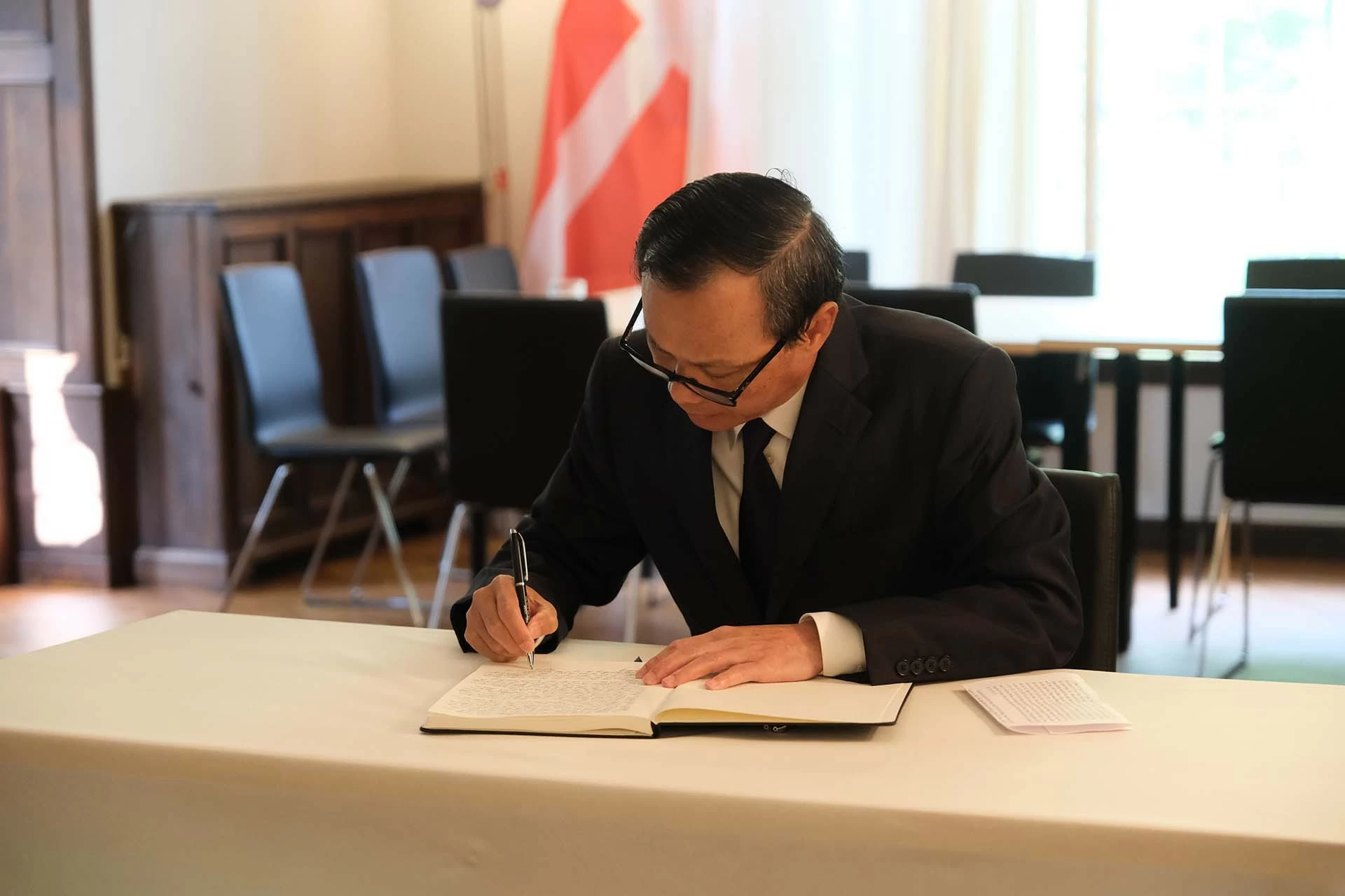 Đại sứ quán Việt Nam tại Đan Mạch tổ chức lễ viếng Tổng Bí thư Nguyễn Phú Trọng Đại sứ quán Việt Nam tại Đan Mạch tổ chức lễ viếng Tổng Bí thư Nguyễn Phú Trọng