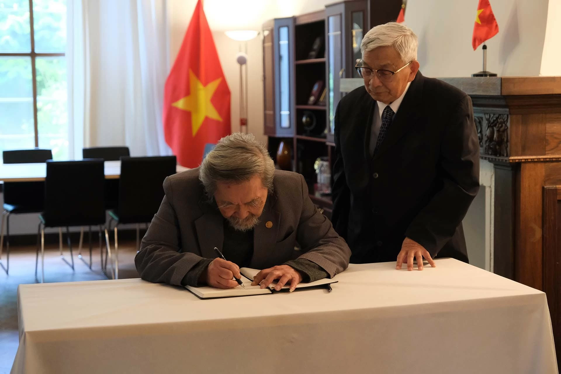 Đại sứ quán Việt Nam tại Đan Mạch tổ chức lễ viếng Tổng Bí thư Nguyễn Phú Trọng Đại sứ quán Việt Nam tại Đan Mạch tổ chức lễ viếng Tổng Bí thư Nguyễn Phú Trọng