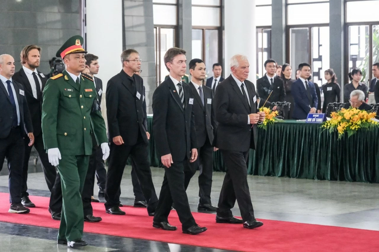 Đại diện cấp cao về an ninh và chính sách đối ngoại, Phó Chủ tịch Ủy ban châu Âu Josep Borrell viếng Tổng Bí thư Nguyễn Phú Trọng ngày 25/7. Đại diện cấp cao về an ninh và chính sách đối ngoại, Phó Chủ tịch Ủy ban châu Âu Josep Borrell viếng Tổng Bí thư Nguyễn Phú Trọng ngày 25/7.