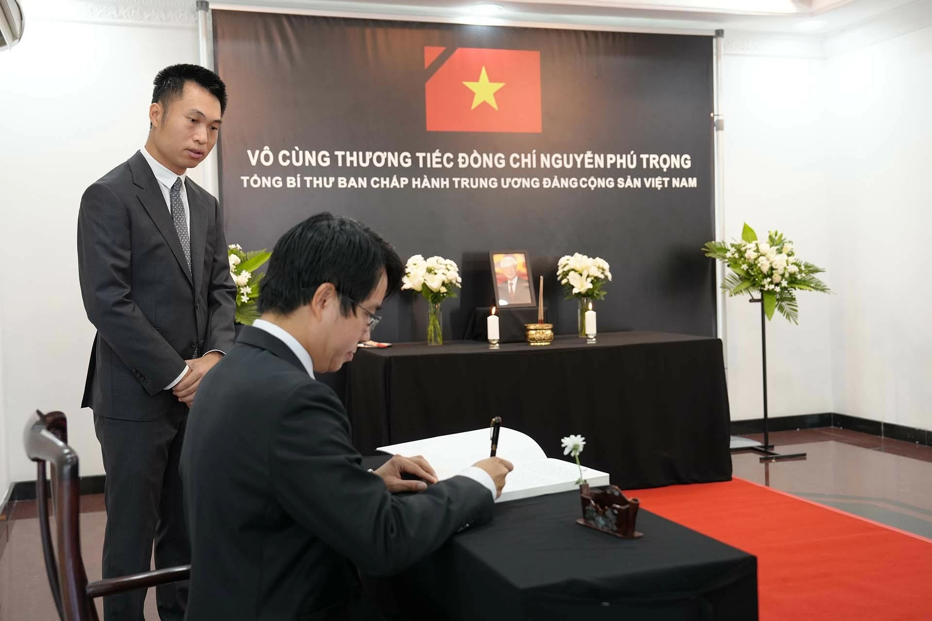Đại sứ quán Việt Nam tại Brunei tổ chức lễ viếng Tổng Bí thư Nguyễn Phú Trọng Đại sứ quán Việt Nam tại Brunei tổ chức lễ viếng Tổng Bí thư Nguyễn Phú Trọng