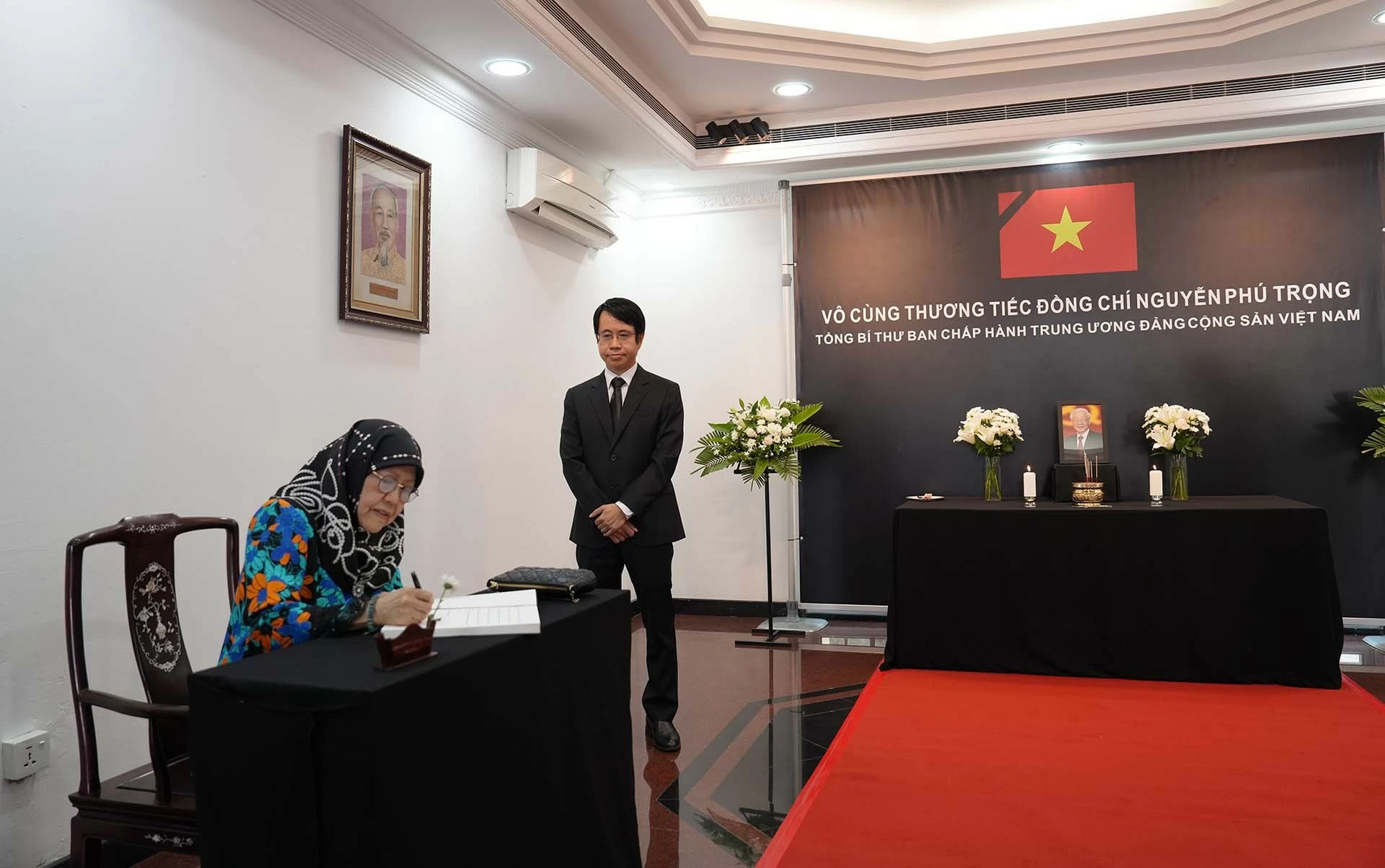 Đại sứ quán Việt Nam tại Brunei tổ chức lễ viếng Tổng Bí thư Nguyễn Phú Trọng Đại sứ quán Việt Nam tại Brunei tổ chức lễ viếng Tổng Bí thư Nguyễn Phú Trọng