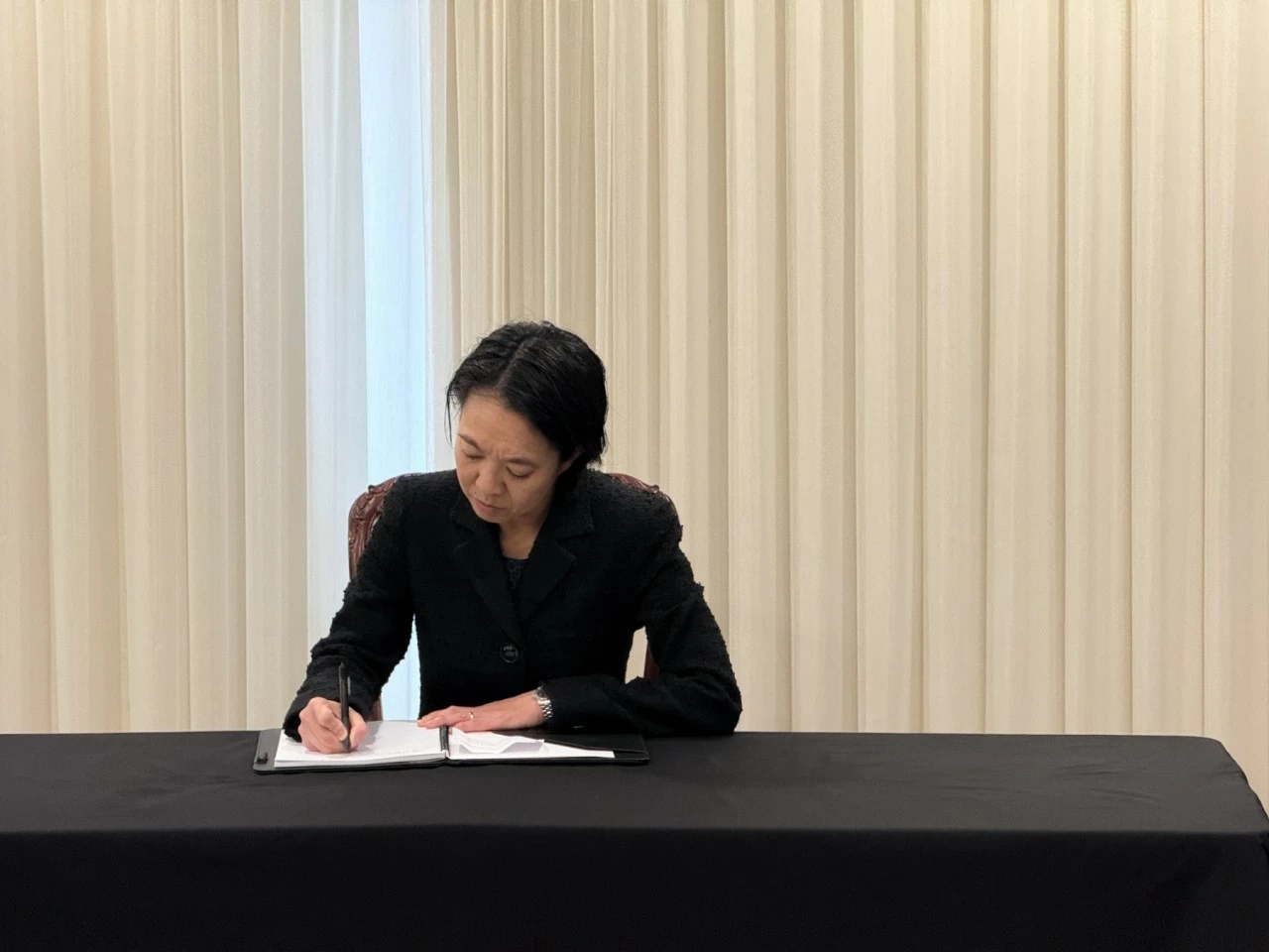 Đại sứ quán, kiều bào và bạn bè Australia tiễn biệt Tổng Bí thư Nguyễn Phú Trọng Đại sứ quán, kiều bào và bạn bè Australia tiễn biệt Tổng Bí thư Nguyễn Phú Trọng