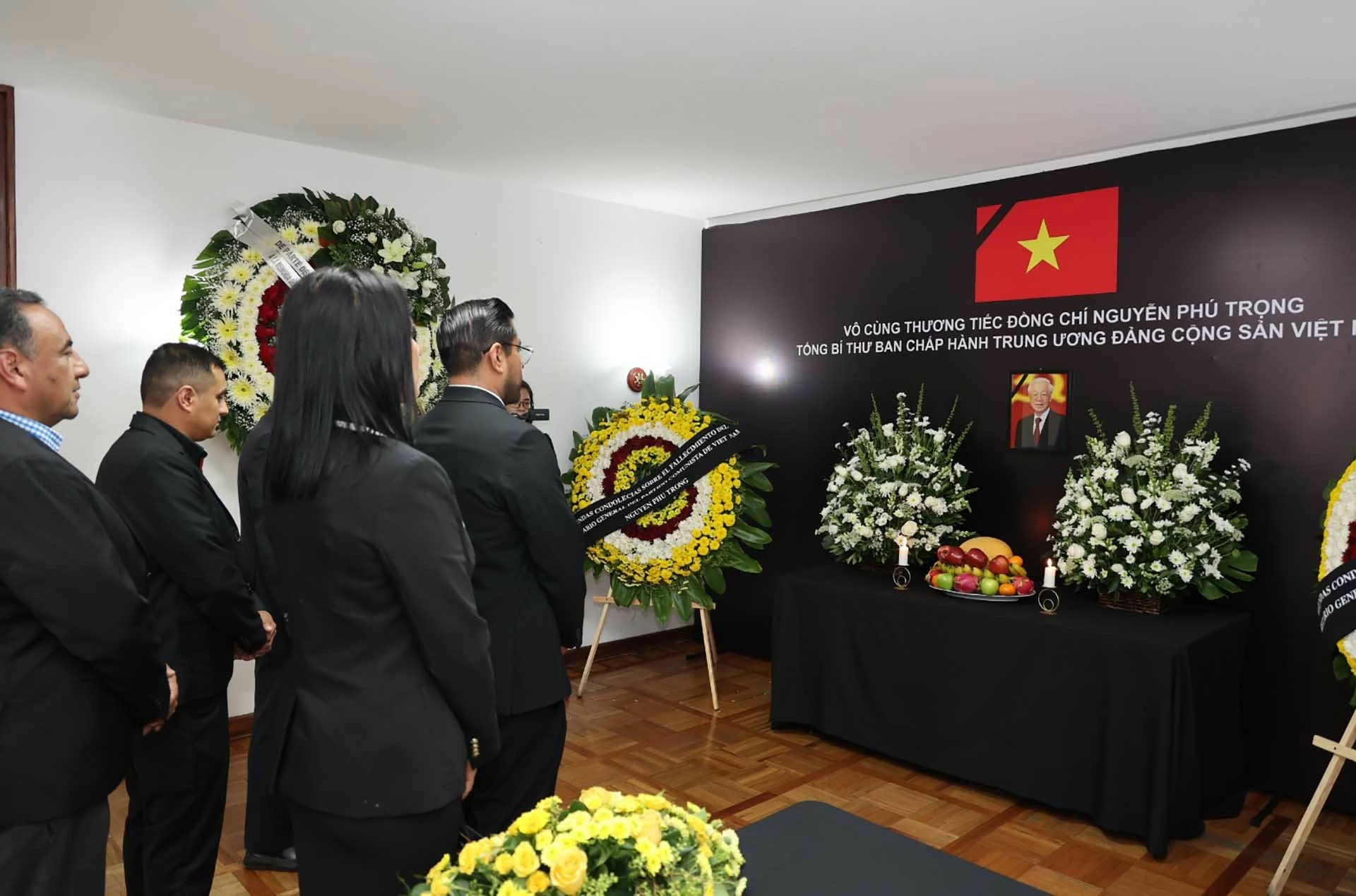 Lễ viếng Tổng Bí thư Nguyễn Phú Trọng tại Mexico Bạn bè quốc tế và cộng đồng người Việt tại Mexico bày tỏ thương tiếc về sự ra đi của Tổng Bí thư Nguyễn Phú Trọng