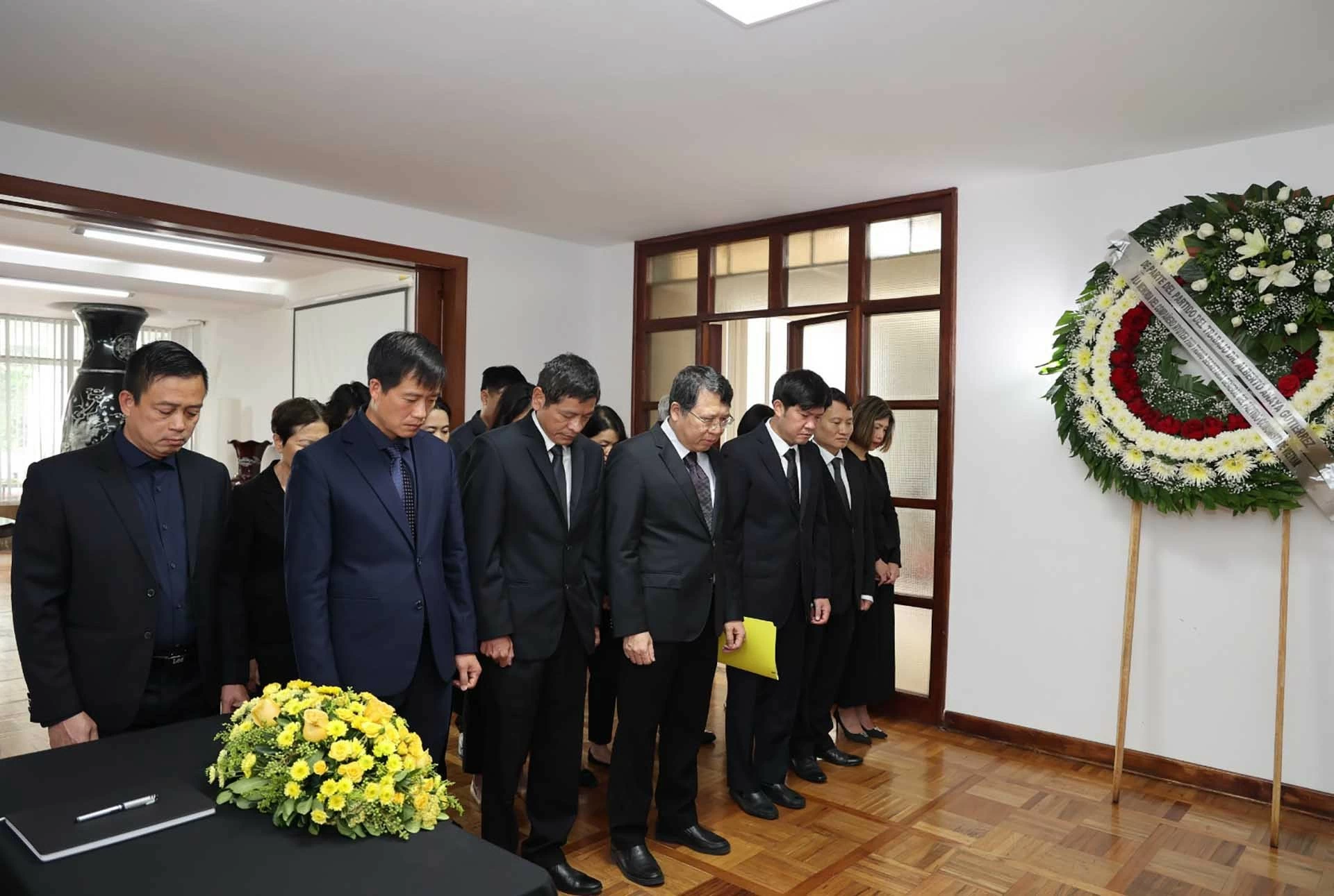 Cán bộ, nhân viên Đại sứ quán dành một phút mặc niệm tưởng nhớ Tổng Bí thư Nguyễn Phú Trọng. Cán bộ, nhân viên Đại sứ quán dành một phút mặc niệm tưởng nhớ Tổng Bí thư Nguyễn Phú Trọng.