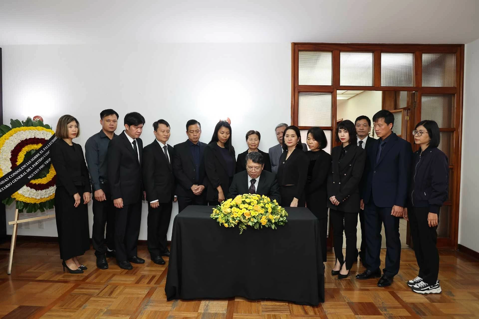 Đại sứ và tập thể cán bộ, nhân viên Đại sứ quán ghi sổ tang. Đại sứ và tập thể cán bộ, nhân viên Đại sứ quán ghi sổ tang.