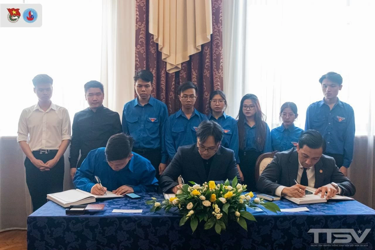 Tình cảm của sinh viên thanh niên Việt Nam tại Nga đối với Tổng Bí thư Nguyễn Phú Trọng Tình cảm của sinh viên thanh niên Việt Nam tại Nga đối với Tổng Bí thư Nguyễn Phú Trọng