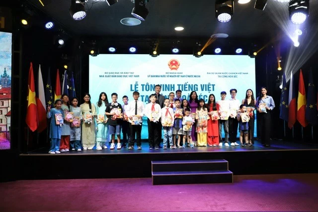 Người Việt tại Czech phát huy thế mạnh mô hình hội đoàn kiểu mẫu Người Việt tại Czech phát huy thế mạnh mô hình hội đoàn kiểu mẫu